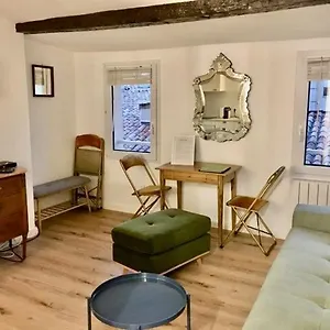 https://petit-cocoon-renove-avec-vue-sur-les-toits-daix-en-provence.aixenprovencehotels.org